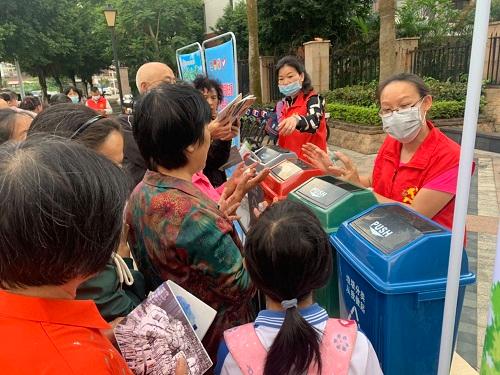 我是党员当楷模"鼎湖区城管局组织开展垃圾分类宣传党员志愿服务活动